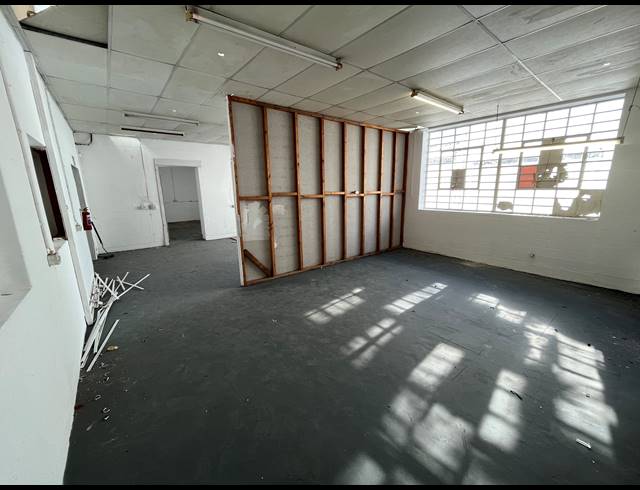 900M² WAREHOUSE TO LET IN PAARDEN EILAND